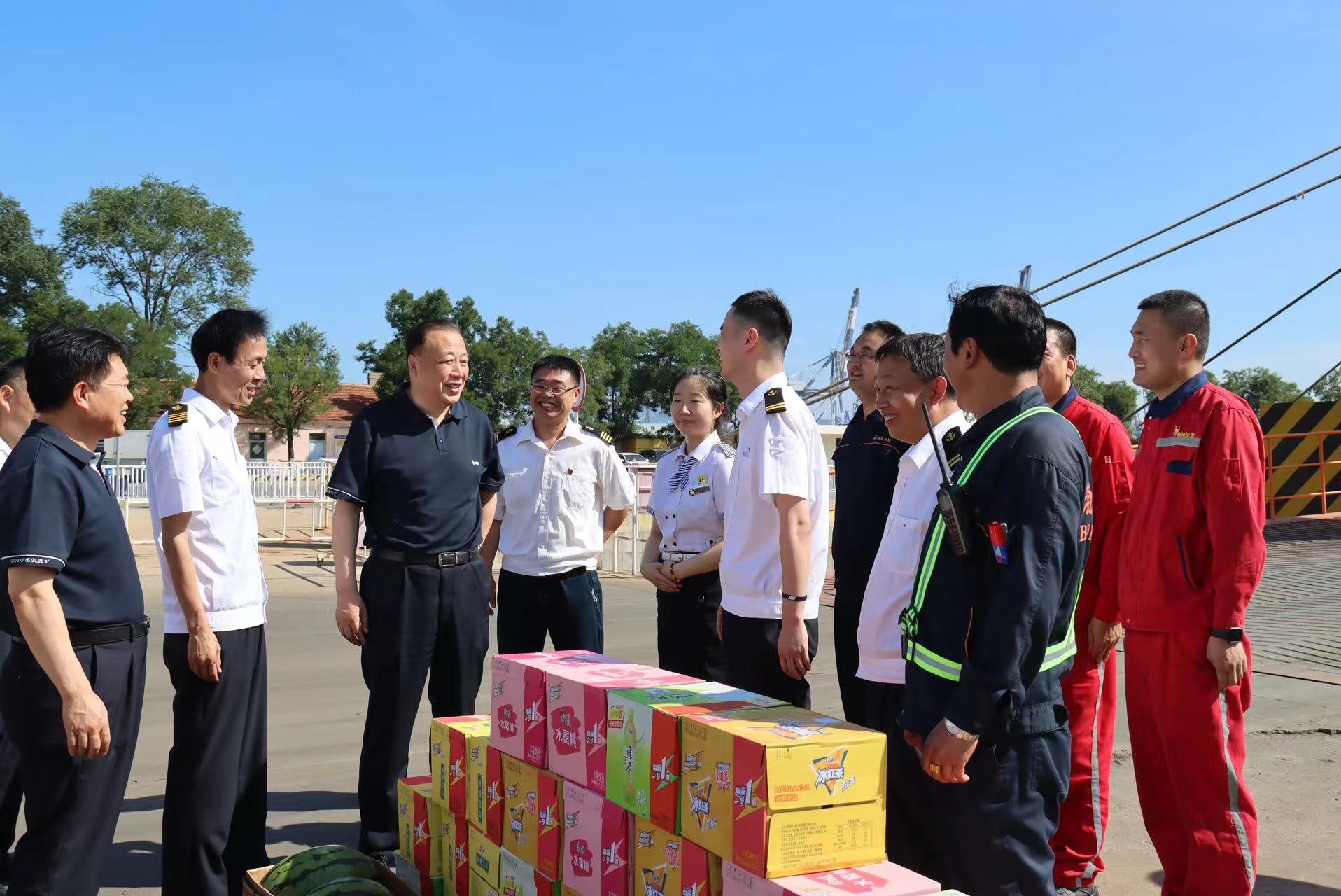 情系员工 平安度夏 渤海轮渡进一步开展为船舶“送清凉”活动