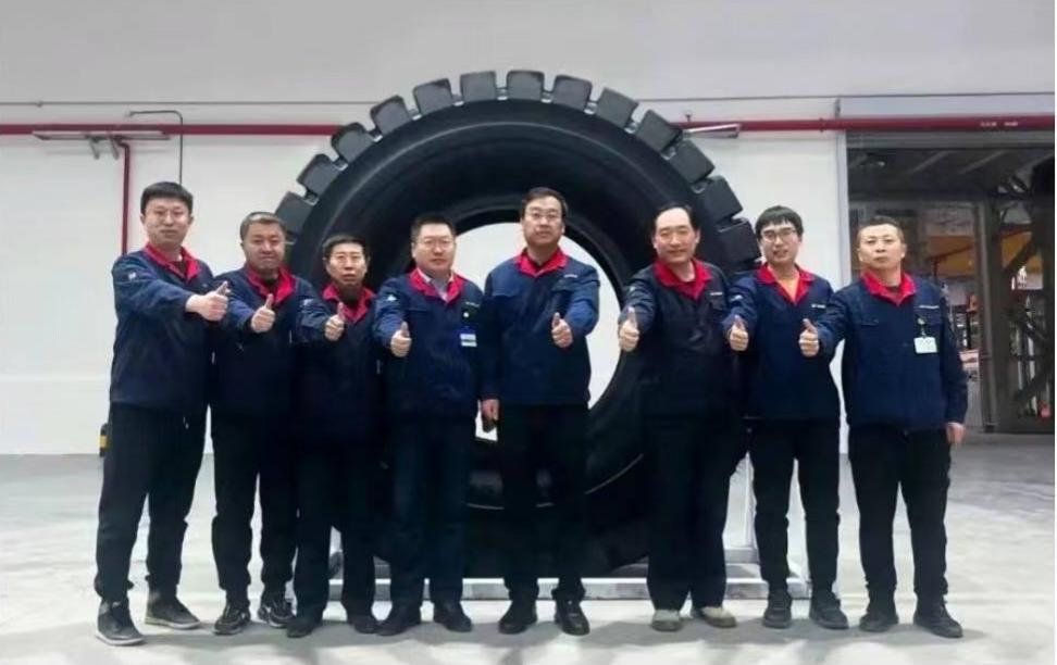 全新突破！玲珑轮胎首条巨型子午胎下线