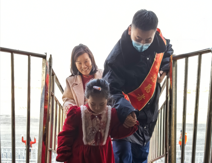 弘扬雷锋精神 铸就海上服务新标杆