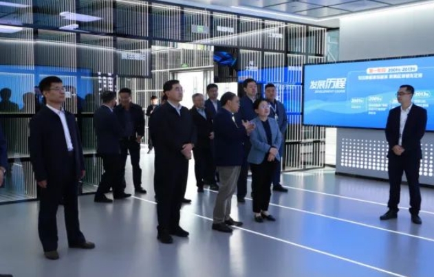 市人大常委会主任朱秀香一行到汉鑫科技调研数字经济发展情况