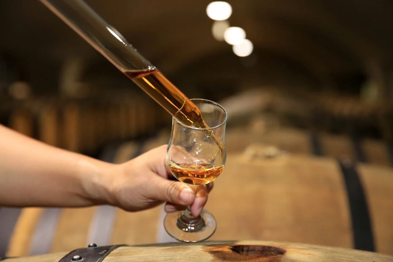 《财新周刊》：不加糖的中国白兰地如何重塑全球格局？