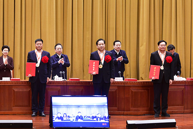 “荣誉属于杰瑞奋斗者”——杰瑞集团董事局主席孙伟杰接受山东省行业领军企业家表彰